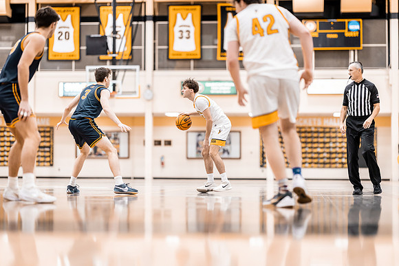 UWS MBB vs UWEC-104