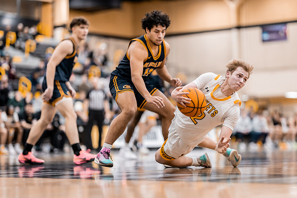 UWS MBB vs UWEC-90