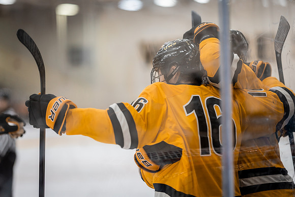 UWS MHKY vs UWEC-15