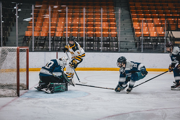CMHKY vs UWSTOUT -4