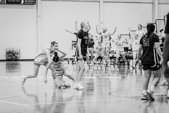 UWSWBB vs UMM-120