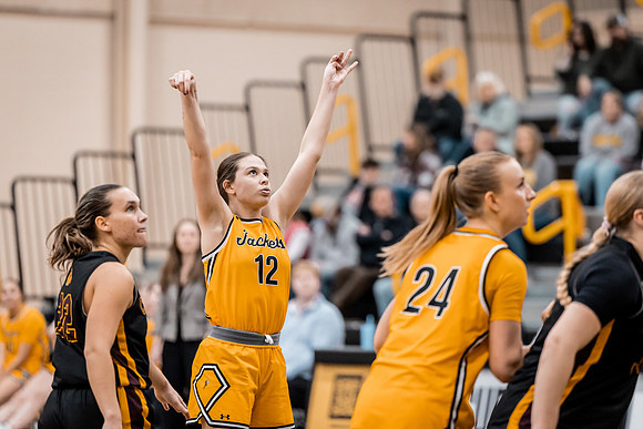 UWSWBB vs UMM-136