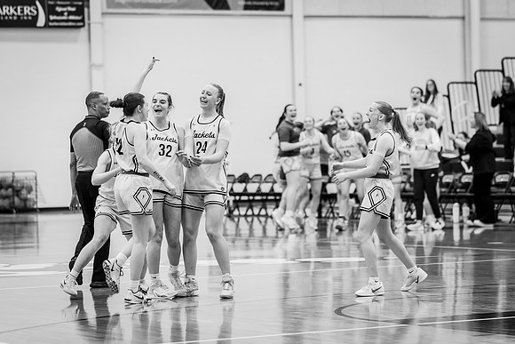 UWSWBB vs UMM-132