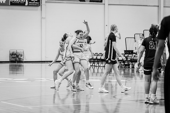 UWSWBB vs UMM-124
