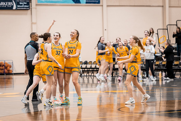 UWSWBB vs UMM-131