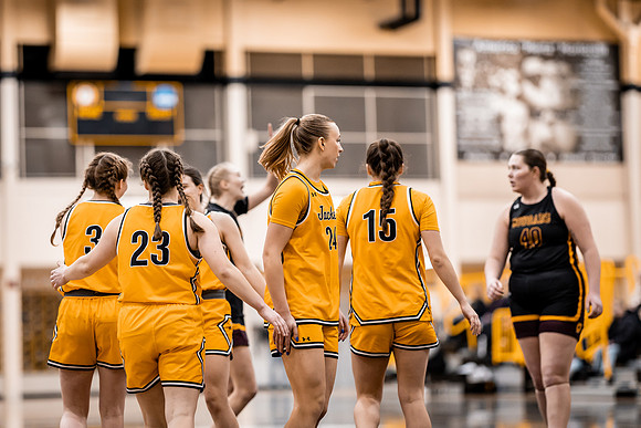 UWSWBB vs UMM-142