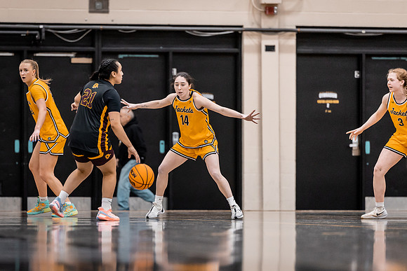 UWSWBB vs UMM-90