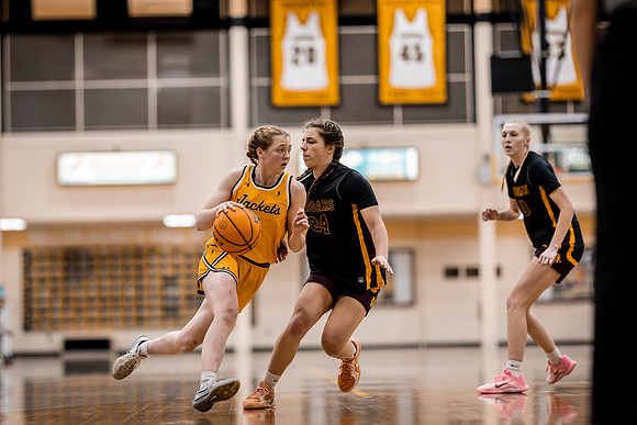 UWSWBB vs UMM-180