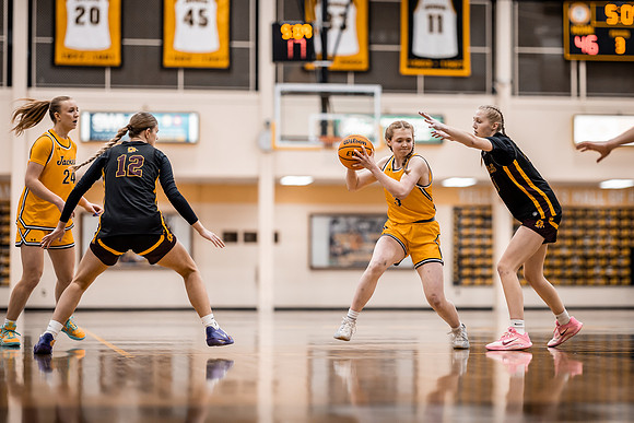 UWSWBB vs UMM-157
