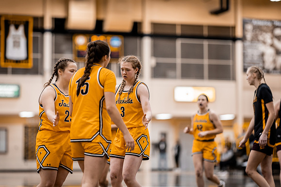 UWSWBB vs UMM-141