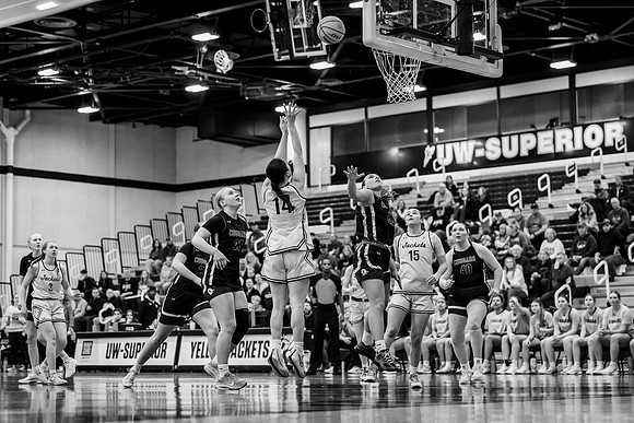 UWSWBB vs UMM-45