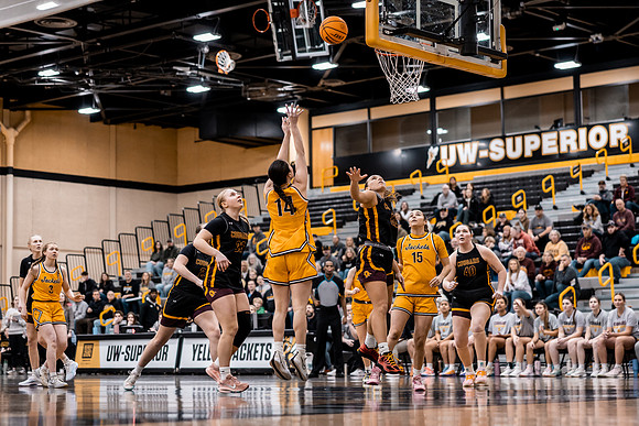 UWSWBB vs UMM-44