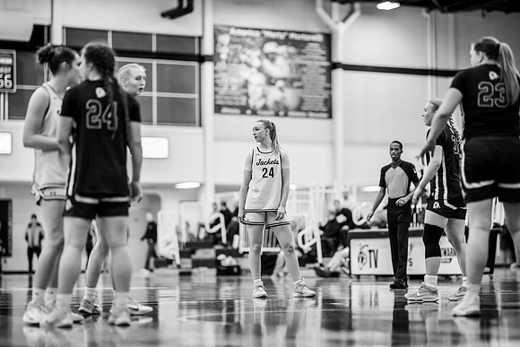 UWSWBB vs UMM-187