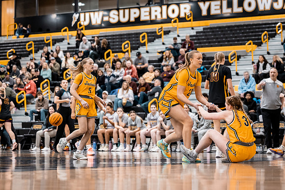 UWSWBB vs UMM-69