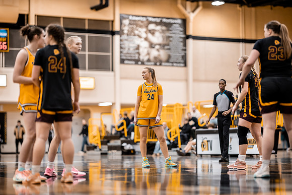 UWSWBB vs UMM-186