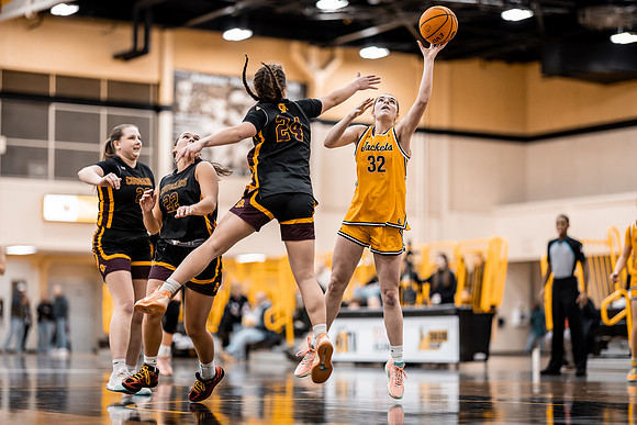 UWSWBB vs UMM-184