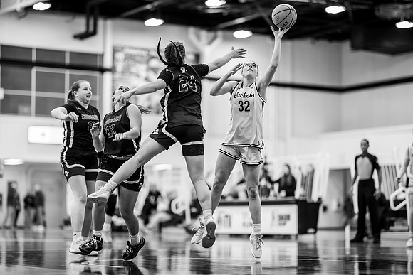 UWSWBB vs UMM-185