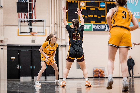 UWSWBB vs UMM-66