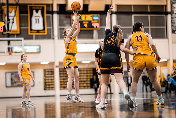 UWSWBB vs UMM-176
