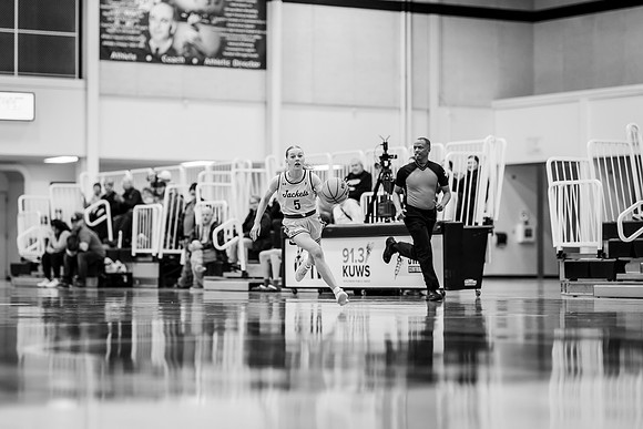 UWSWBB vs UMM-160