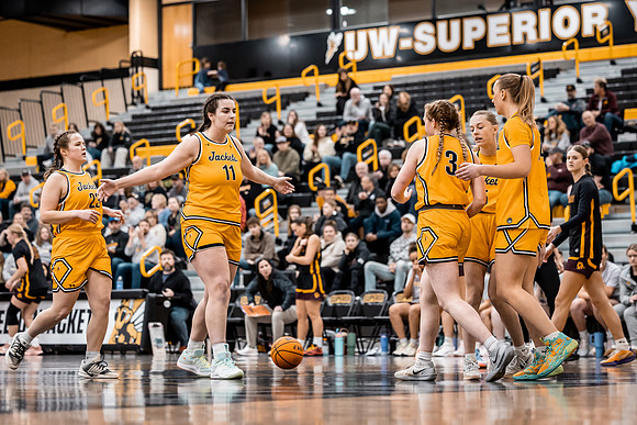 UWSWBB vs UMM-70