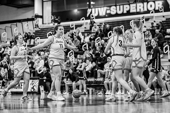UWSWBB vs UMM-71