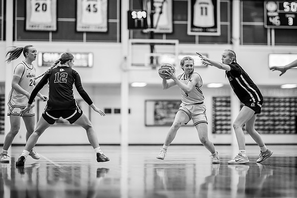 UWSWBB vs UMM-158