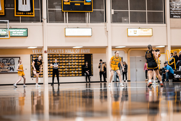 UWSWBB vs UMM-172