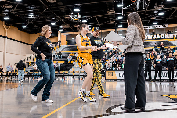 UWSWBB vs UMM-11