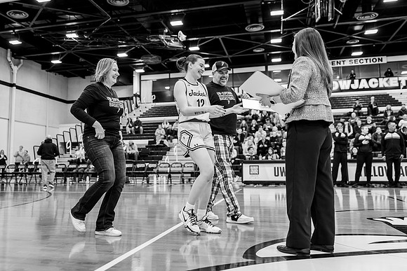 UWSWBB vs UMM-12