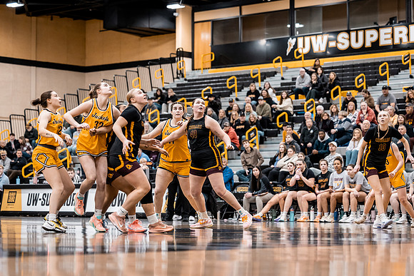 UWSWBB vs UMM-112