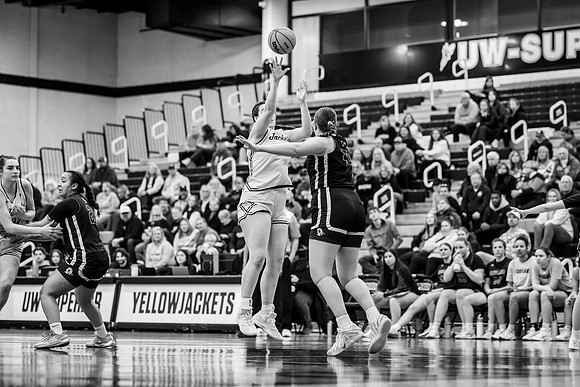UWSWBB vs UMM-111