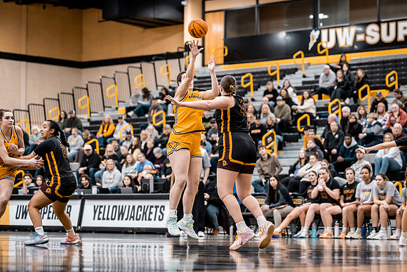 UWSWBB vs UMM-110